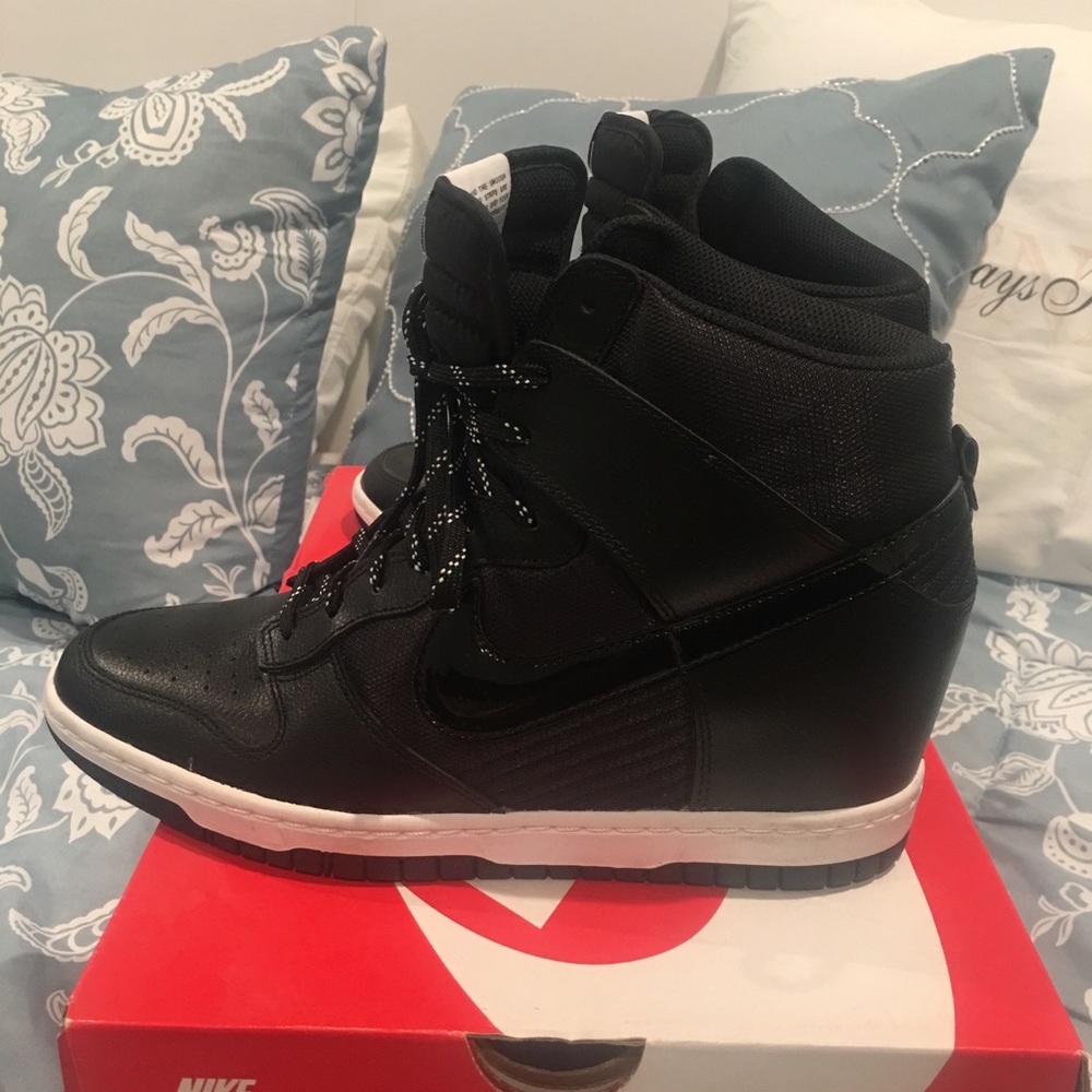 NIKE WOMENS Dunk Sky Hi Essential Shoe